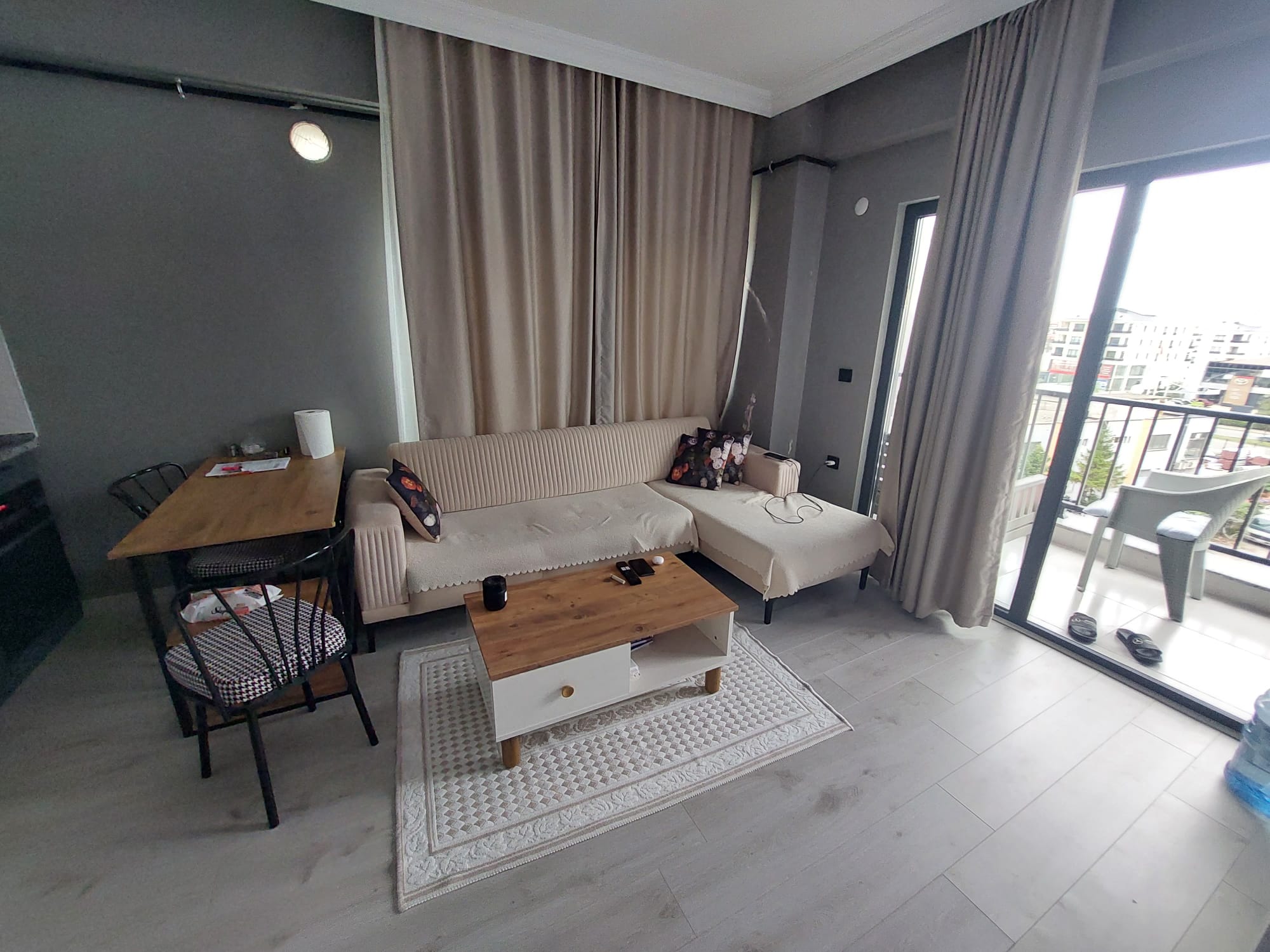 CUMHURİYET MAH. AYZEK OTEL YANINDA SATILIK EŞYALI 1+1
